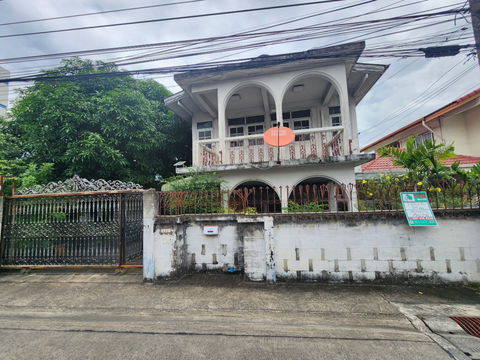 Two-story detached house for sale, located on Soi Supharoom 44, Prachachuen Rd, Near MRT Purple Line Wong Sawang Station
