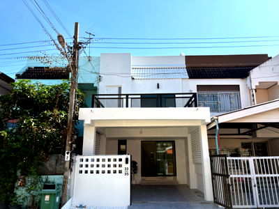 Townhouses for sale Rattanathibet Road : "Owner Post"  𝗙𝗢𝗥 𝗦𝗔𝗟𝗘‼️ Townhouse 3 beds 2 baths Near by MRT (Purple line)