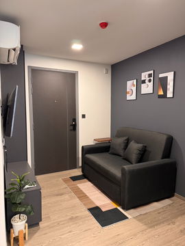 For rent: Maroon Condo, Ratchada 32. Brand-new unit, beautifully decorated, fully furnished, ready to move in.