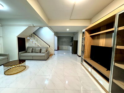 เช่าทาวน์โฮม วิทยาลัยสารพัดช่างพระนคร : [ให้เช่า] ทาวน์โฮม รัชดา 18, ห้วยขวาง | 5 ห้องนอน 4 ห้องน้ำ *สนใจติดต่อ Line @280ptgmm