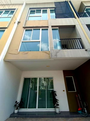 เช่าทาวน์โฮม ถนนสุวินทวงศ์ : ทาวน์โฮม3ชั้น เบล็สทาวน์ รามอินทรา 127 เช่า