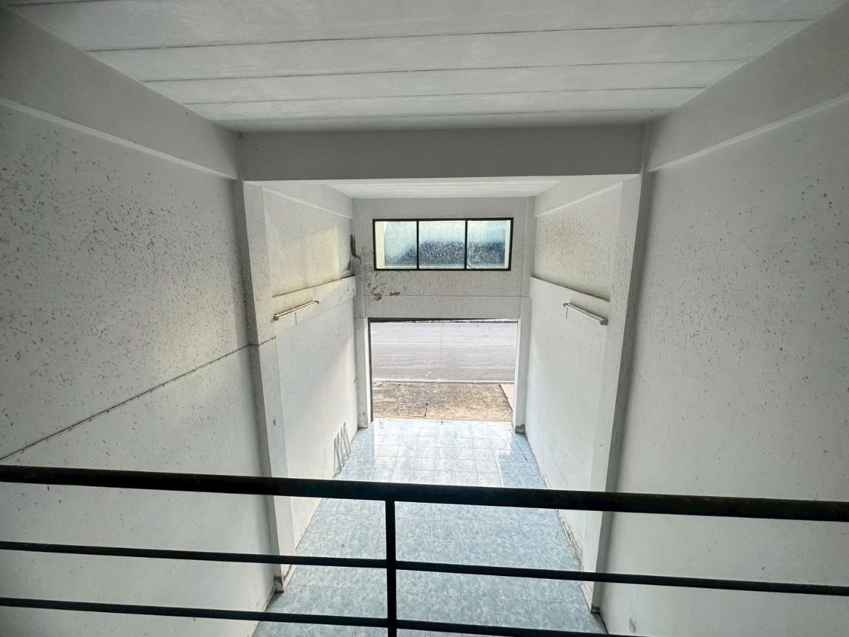 picture Commercial building opposite the Chiang Rai Chamber of Commerce office. - 5/13