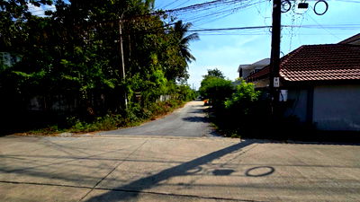 ที่ดิน นวนคร : ขายถูกที่สุดที่ดินคลองสาม 1 ไร่ ติดถนนคอนกรีตสาธารณะ หน้ากว้างมาก ซ.12/9 อ.คลองหลวง จ.ปทุมธานี