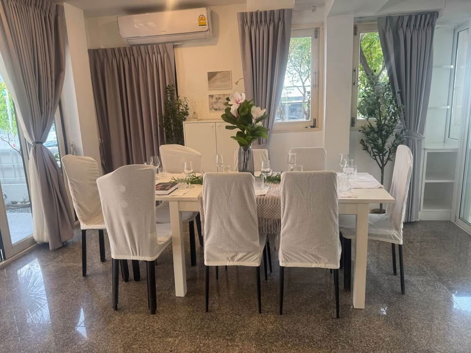 picture Pets Friendly! Town Home 3 Storey 4 Beds 5 Baths, Fully Furnished, good location near MRT Sri-Lasalle - 11/18