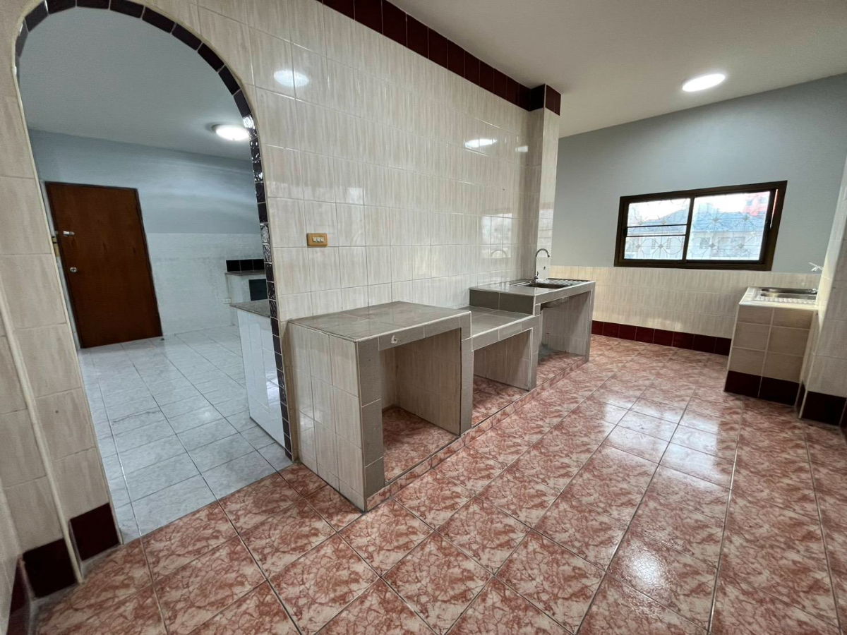 picture Office space for rent/lease in Ratchadaphisek Soi 3, affordable price. Interested? Line: @951qfbfi - 11/25