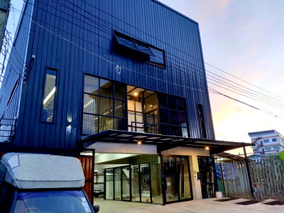 Home office for sale Soi Lasalle (Sukhumvit 105) : Building and land for sale in a prime location, near schools and shopping malls.