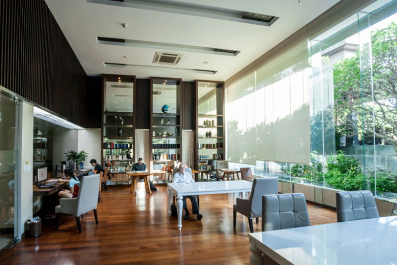 picture Circle Condominium 29th floor corner room - 13/14