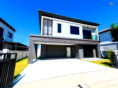 Houses for sale Wat Phraya Suren : Brand-new home with beautiful built-ins!! Single detached house for sale – Grand Britania Wongwaen–Ramintra Area 70.2 Sq.wah, 4 bedrooms, 4 bathrooms, 