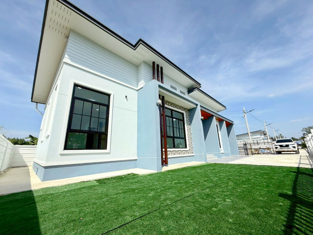 picture Modern detached house for sale, last one available! 3 bedrooms, 2 bathrooms, Phanat Nikhom, Chonburi. - 5/39