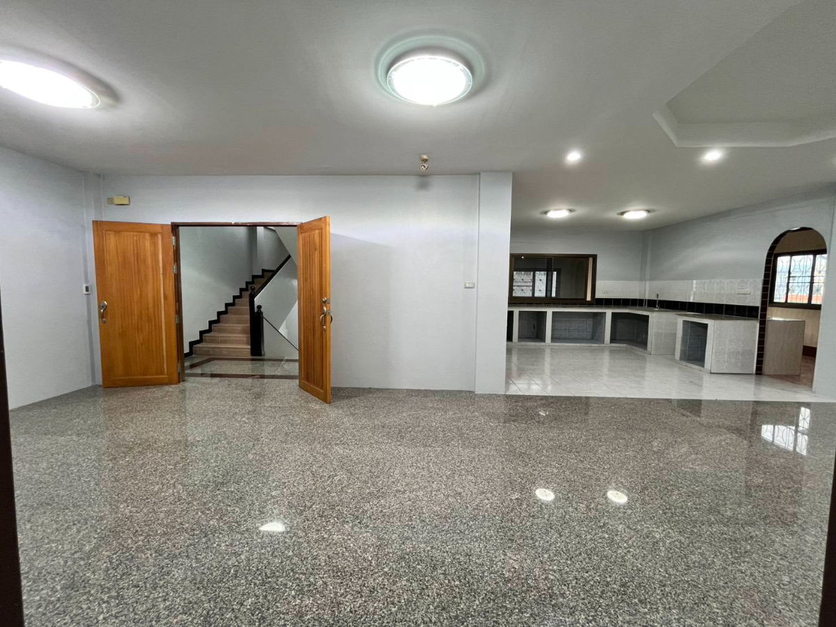 picture Office space for rent/lease in Ratchadaphisek Soi 3, affordable price. Interested? Line: @951qfbfi - 20/25