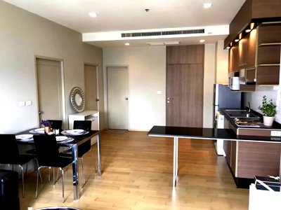 Condos for rent Soi Ekamai (Sukhumvit 63) : Condo for rent, corner unit, newly renovated, near BTS Ekkamai, Noble Reveal.