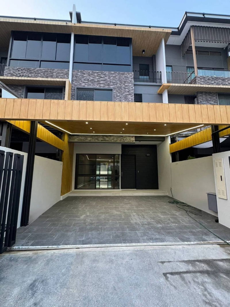 Townhouses for rent : 💥CP-9766💥 Townhome for rent in The Landmark Ekkamai - Ramintra project. 👉Add Line @seecondo