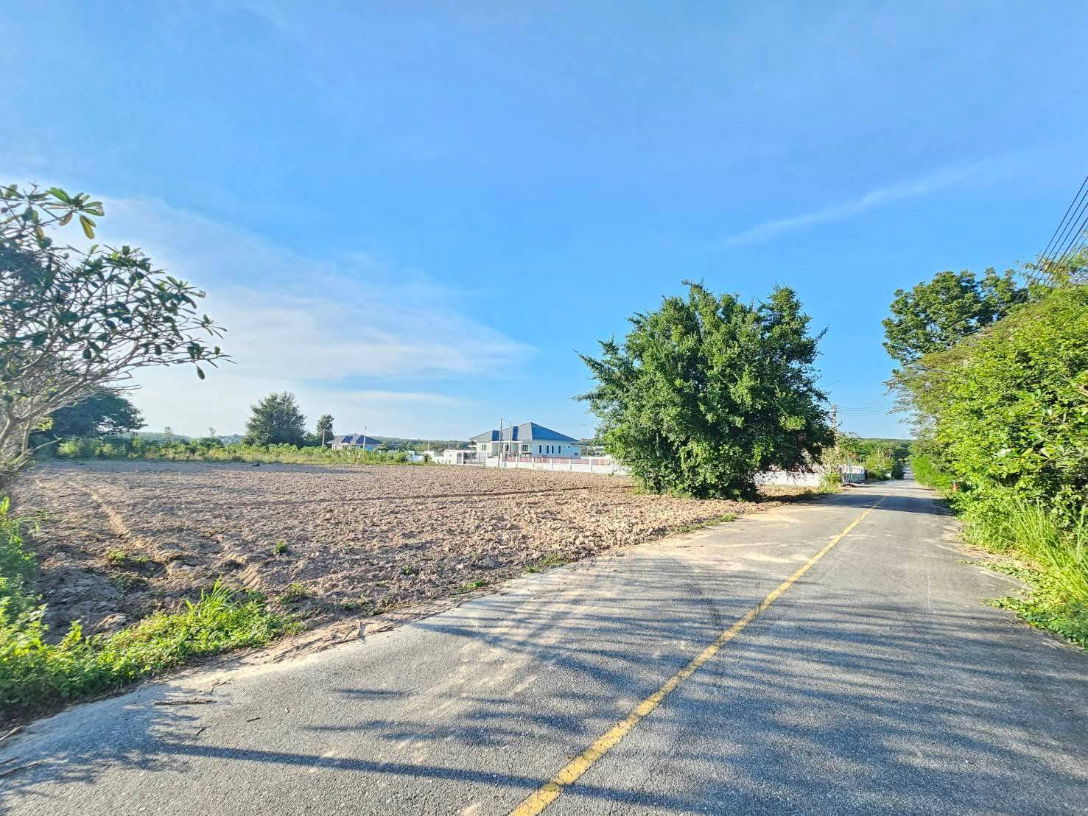 รูป ขายที่ดิน 13 ไร่ ปลวกแดง ระยอง เหมาะทำหมู่บ้านจัดสรร บริเวณนี้มีหมู่บ้านขายแล้วหลายโครงการ - รูปที่ 9/10