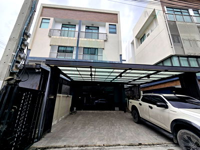 Home office for rent ถนนวัชรพล : 📌 For Rent 3-story Home office DISTRICT EKKAMAI - RAMINTRA 3 bathroom