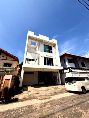 เช่าโฮมออฟฟิศ ท่าเรือซอยทองหล่อ : 🏢 ให้เช่า! โฮมออฟฟิศ 3 ชั้น ย่านเพชรบุรี – พระราม 9