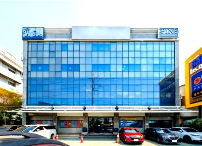 เช่าสำนักงาน ซอยอ่อนนุช (สุขุมวิท 77) : 🏢✨ ให้เช่าอาคารสำนักงาน 4 ชั้น ติดถนนศรีนครินทร์ ทำเลโดดเด่น ติดถนนใหญ่ อยู่ระหว่าง 2 สถานีรถไฟฟ้า เดินทางสะดวก