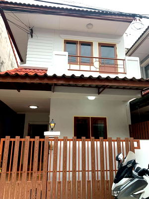 Townhouses for sale Don Mueang : Townhouse style detached house 