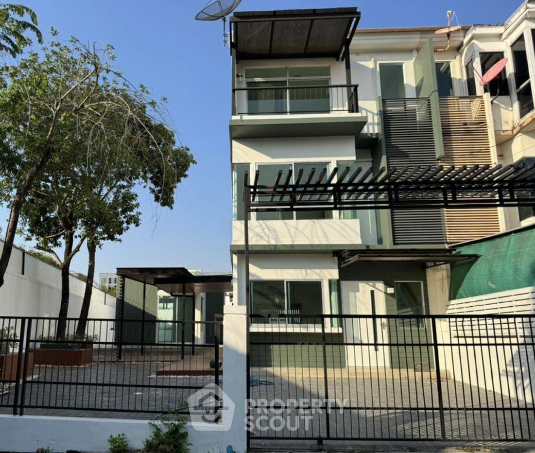 picture 4-BR Townhouse in Tha Kham (ID 2031300) - 1/18