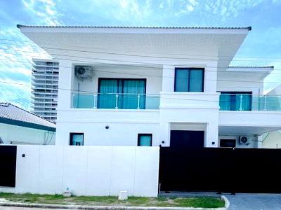 Houses for sale Wat Phra Yai : Luxury 5 Bedroom Pool Villa in Jomtien