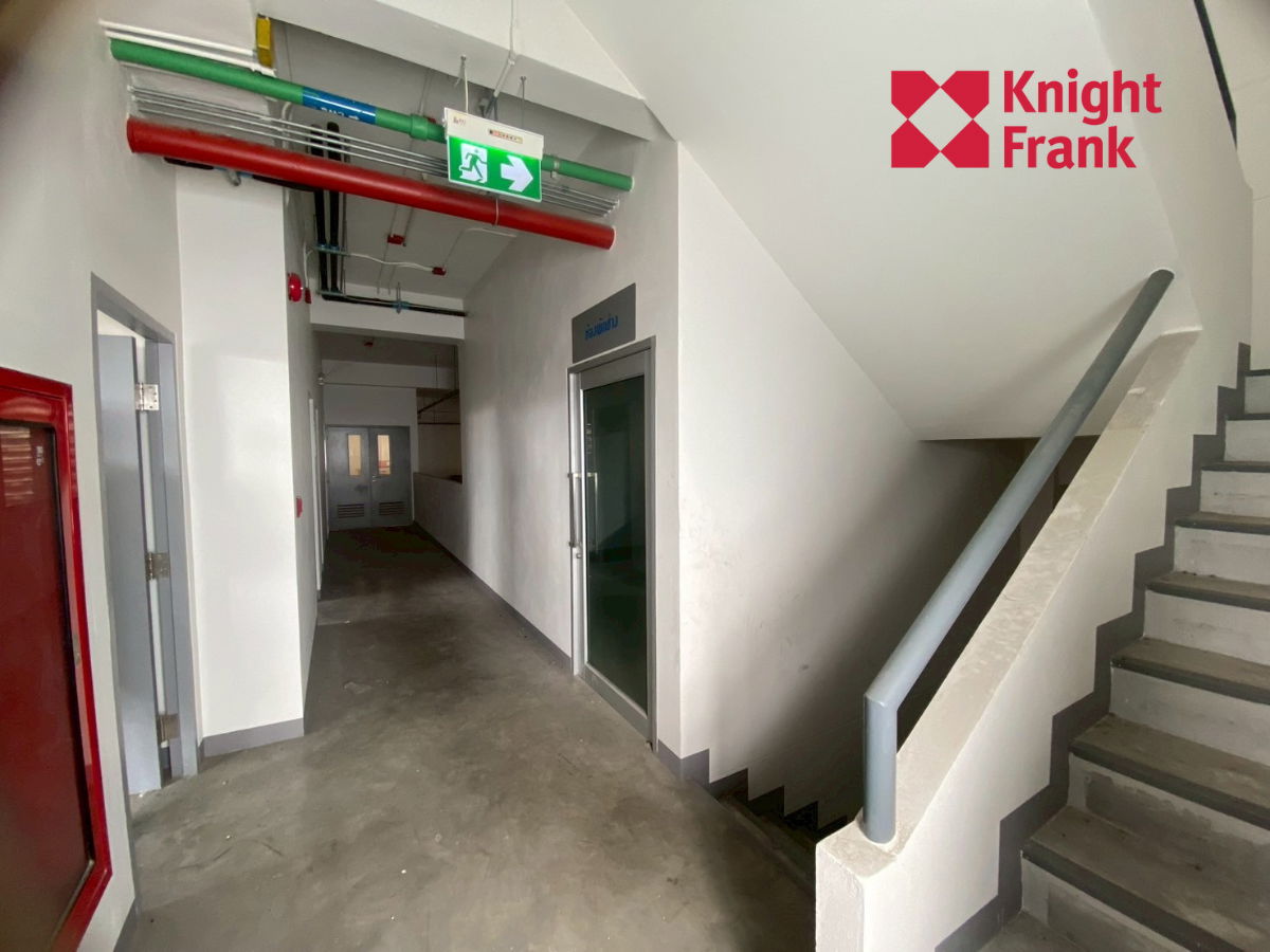 รูป ขายโชว์รูมและศูนย์บริการรถยนต์ ติดถนนติวานนท์ จังหวัดปทุมธานี - รูปที่ 15/19