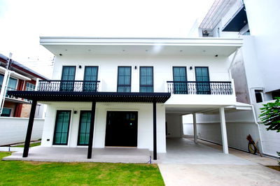 Houses for rent Airport Link Hua Mak : Pet Friendly House in Soi Pattanakarn 50 4 bedroom 300 Sq.m. Fully Furnished Ready to move in 