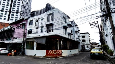 Townhouses for sale Huai Khwang : For sale: 3-storey corner townhome in a prime location, Rama 9 Soi 11 — ideal for a restaurant or café.