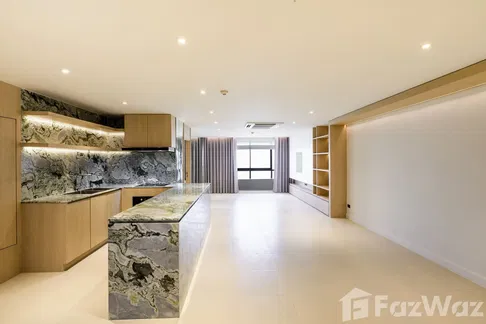 Luxury Beachfront Condominium – High Floor, Fully Renovated 5944508