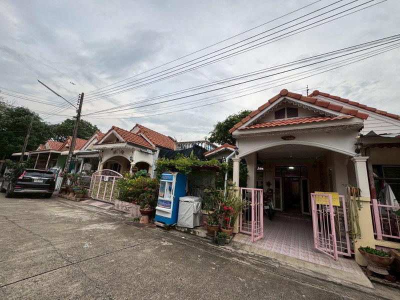 Townhouses for sale : Single-storey townhouse for sale, combining two units , located in Wararak Village, Rangsit–Khlong 3, Khlong Luang, Pathum Thani.
