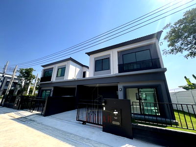 Houses for rent Ruamchai Pracharuk Hospital : RH010524 For rent: 2-story detached house, corner unit, Britannia Bangna-Suvarnabhumi Km.26.