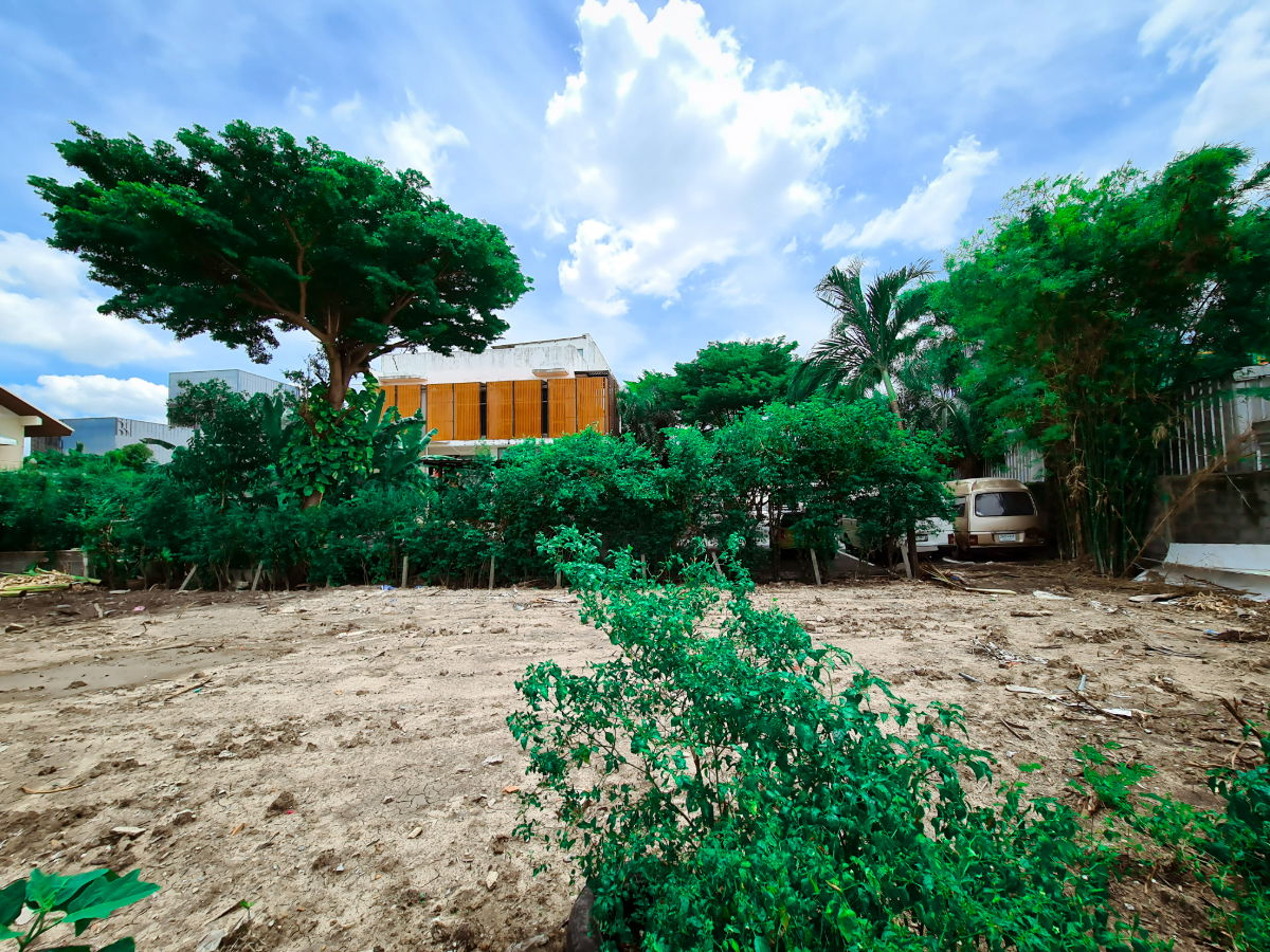 picture For Sale: Land on Lat Pla Khao 39 (also known as Soi Prasert-Manukitch 6), 210 sq.wah, near Kasetsart University - 2/7