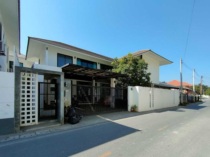 🏡✨ ให้เช่าบ้านสไตล์โมเดิร์น 4 ห้องนอน พร้อมอ่างอาบน้ำ ✨🏡  🚗 ไปสนามบินเชียงใหม่เพียง 10 นาที