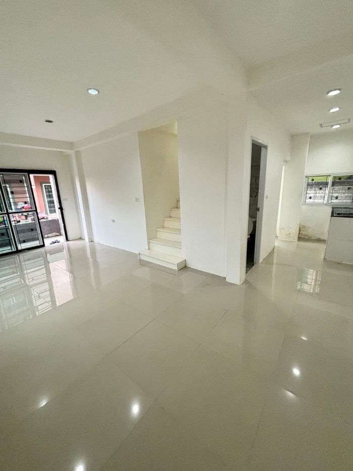 รูป #ให้เช่าบ้าน2ชั้น มี 3ห้องนอน 2 ห้องน้ำ ซ.เสรีไทย83 แยก5 เช่า 9,000บ/เดือน ตัวบ้านที่ว่างจะอยู่ด้านหลัง และต้องสลับที่จอดรถหลังอยู่ด้านหลังนะครับ - รูปที่ 10/16