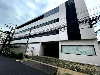 Office for rent Ratchadaphisek Road :  F&B Shop space for rent, office space  Olympia Thai Service, near MRT Ratchadaphisek,  size 26.5 sq m, rent 13,250 Baht/month.