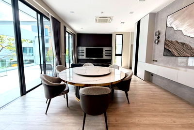 Houses for rent Bangkok-Chon Buri Motorway : Big house near Wellington school. 4bed 5baths 421sqm. 4parking. Line id: @pfagent