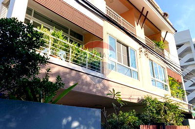 Townhouses for rent Sukhumvit Road : [920071049-1256] townhouse for rent pet allow BTS Ekkamai sukhumvit 63