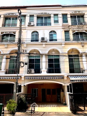 Townhouses for rent Chatuchak : 4-BR Townhouse at Baan Klang Muang Ratchada - Ladprao near MRT Ratchadaphisek (ID 2448427)