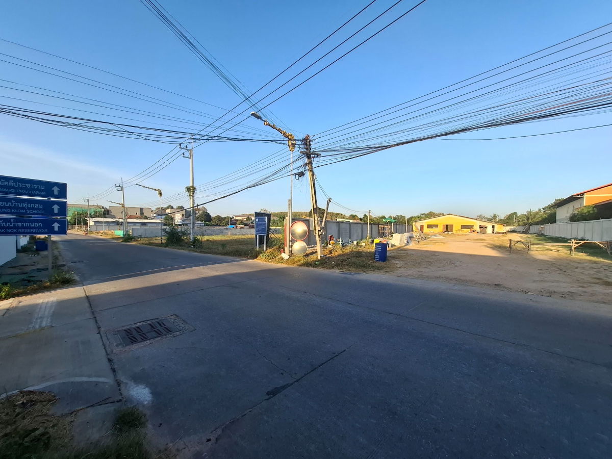 รูป ที่ดินว่างเปล่า  ที่ดินถมแล้ว พร้อมรั่วคอนกรีต  ต.หนองปรือ อ.บางละมุง  จ.ชลบุรี  💰ราคา  19,000,000 บาท 💰 - รูปที่ 4/18