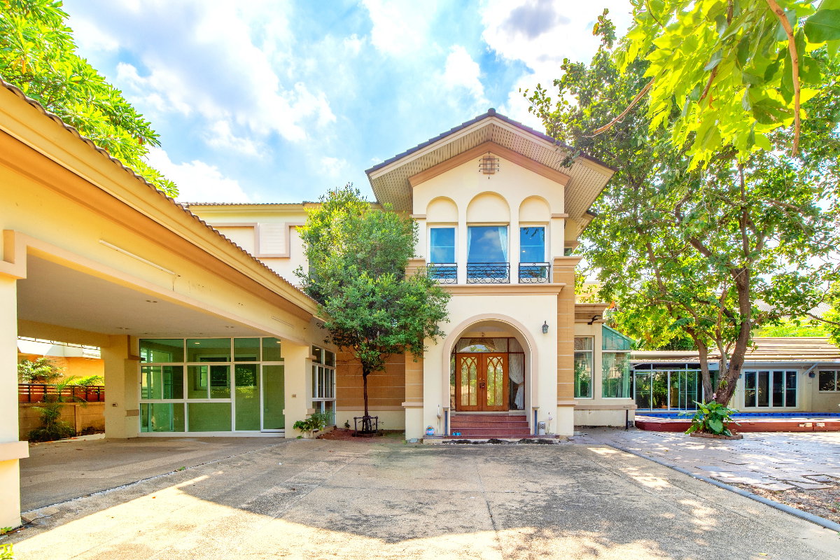 ขายบ้านหรู 2 ชั้น ม. Q House Avenue พระราม5 เนื้อที่ 231.5 ตรว. 5 นอน 5น้ำ แปลงริม พร้อมเรือนรับรอง และสระว่ายน้ำส่วนตัว