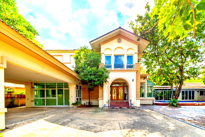 ขายบ้านเดี่ยว :  ขายบ้านหรู   2 ชั้น ม. Q House Avenue  พระราม5   เนื้อที่ 231.5  ตรว.  5 นอน 5น้ำ แปลงริม     พร้อมเรือนรับรอง  และสระว่ายน้ำส่วนตัว