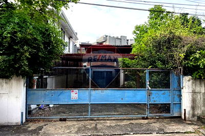 Houses for sale Phra Khanong Tai : [920071080-72] Transformative City Home in Prime Location