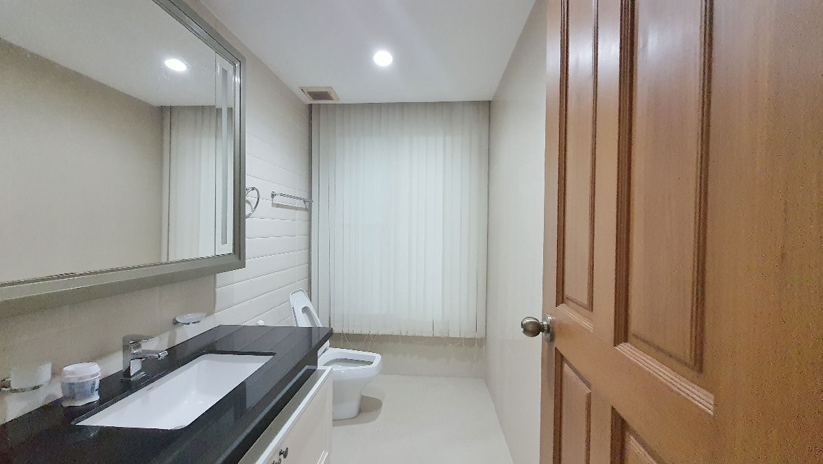 รูป ขายบ้านหรู 2 ชั้นพร้อมเรือนรับรอง ม. Q House Avenue พระราม5 เนื้อที่ 162 ตร.ว. รีโนเวทใหม่ทั้งหลังและยังไม่ได้เข้าอยู่ ใกล้ทางด่วนศรีรัช - รูปที่ 22/46