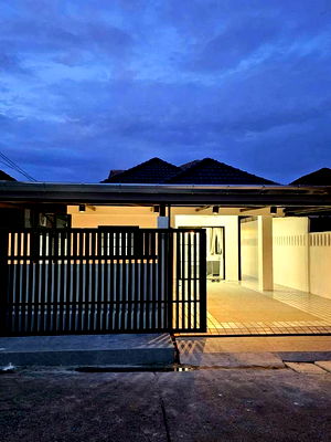 Houses for sale Bang Lamung Chonburi : Single house for sale in Pattaya, Soi Noen Plub Wan. Newly renovated and fully furnished, move in Ready.