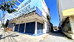 เช่าอาคารพาณิชย์ BTS สำโรง : อาคารให้เช่าริมถนนเทพารักษ์ ออกแบบมาเพื่อธุรกิจที่ต้องการ ✔️ หน้าร้านสร้างแบรนด์ ✔️ โกดังหลังบ้านลดต้นทุนโลจิสติกส์ ✔️ พื้นที่จอดรถรองรับการขนส่ง