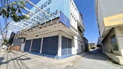 รูป อาคารให้เช่าริมถนนเทพารักษ์ ออกแบบมาเพื่อธุรกิจที่ต้องการ ✔️ หน้าร้านสร้างแบรนด์ ✔️ โกดังหลังบ้านลดต้นทุนโลจิสติกส์ ✔️ พื้นที่จอดรถรองรับการขนส่ง - รูปที่ 1/6