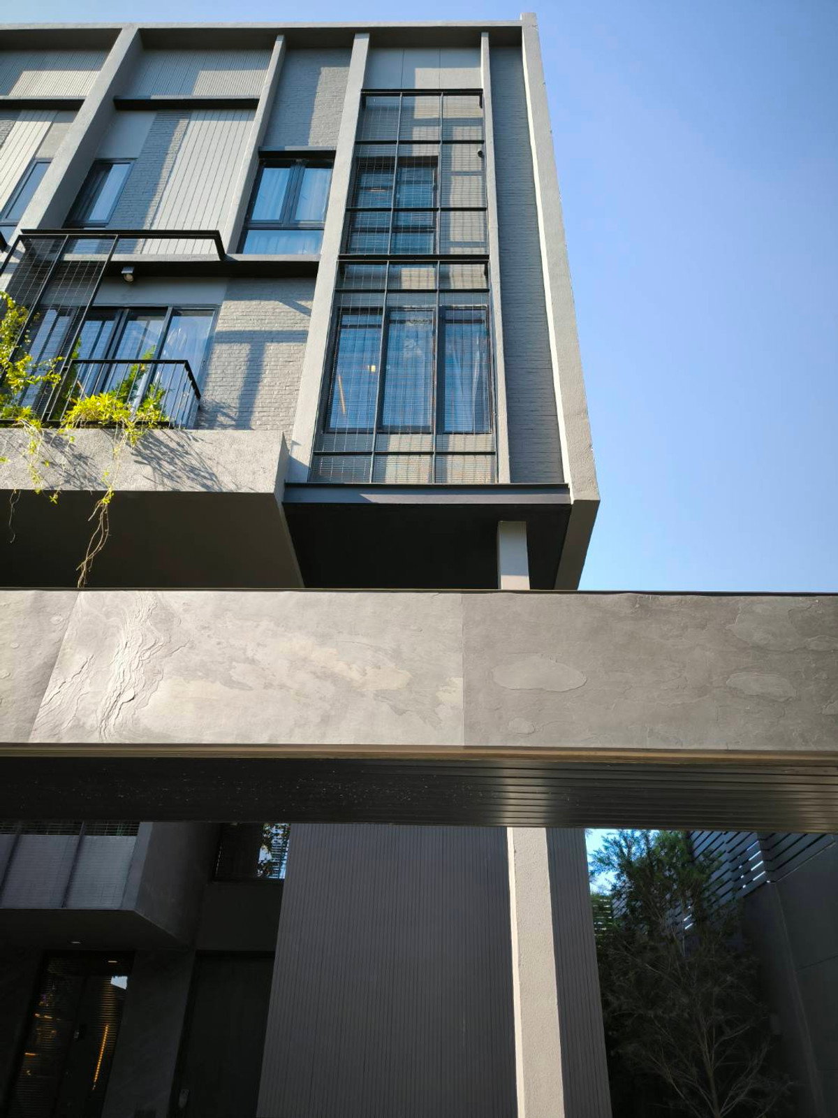 🏙✨ Luxury 3.5-Storey Townhome for Rent in Central Ratchada
