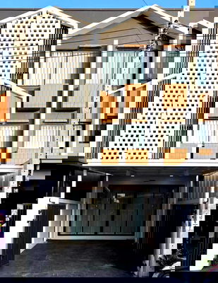 Shophouses for rent Bang Pu Industrial Estate : For Rent: Three-story custom-built townhouse/commercial building on Soi Phraeksa 30, near BTS Phraeksa station and Robinson Samut Prakan.