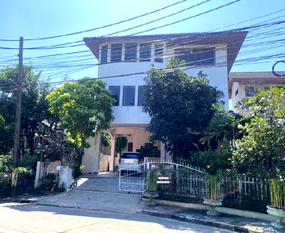 เช่าบ้านเดี่ยว ลำลูกกา 11 : ให้เช่าบ้านเดี่ยว 3 ชั้น หมู่บ้าน การ์เด้น โฮม วิลเลจ ซอยพหลโยธิน 60  แอร์ทั้งหลัง / เฟอร์นิเจอร์ครบ Fully Furnished / อยู่อาศัย 