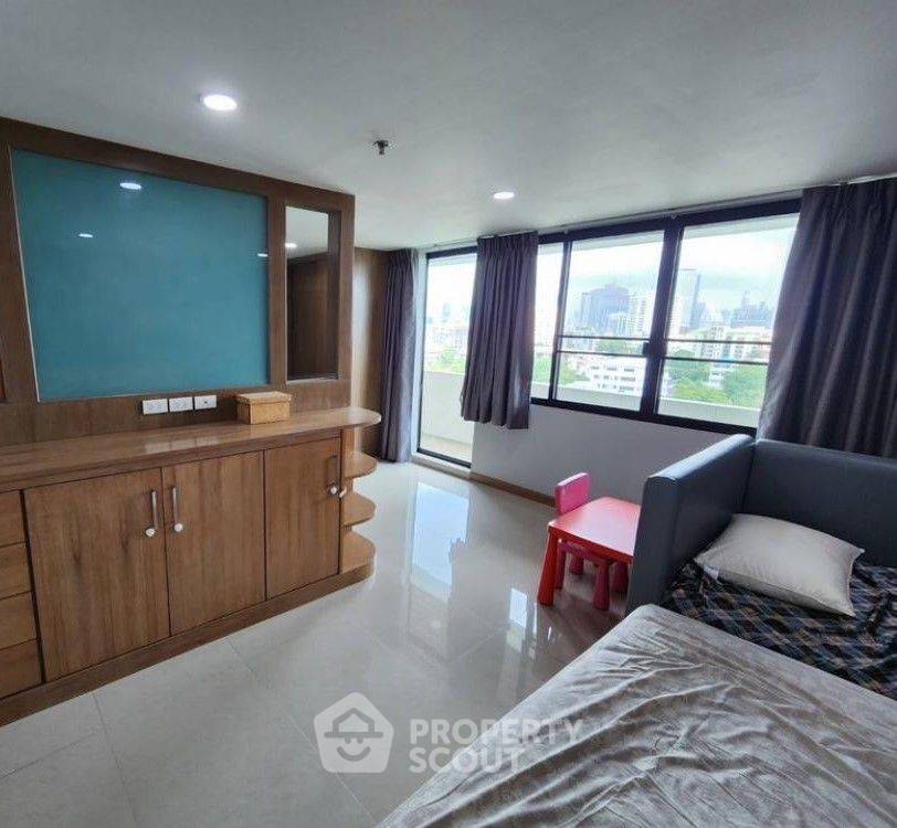 picture 3-BR Condo at The Royal Navin Tower near MRT Khlong Toei (ID 1109452) - 7/14