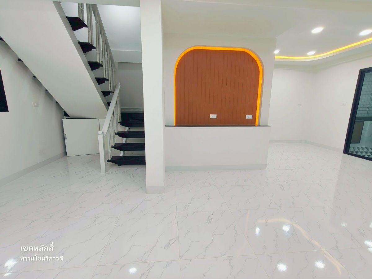 รูป ทาวน์โฮม ถนนวิภาวดีรังสิต 58แยก2 ใกล้มหาลัยเกษตร ติดถนนวิภาวดี เชื่อมต่อทางลัดพหลโยธิน49/1 ได้ วัดบางบัว นัดชมได้ทุกวัน 085-318-6868 - รูปที่ 3/25