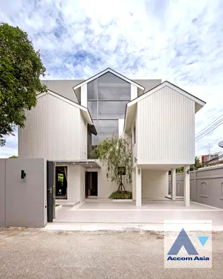 Houses for rent Watthana : 🔼🔽 AccomA 📩 Pet friendly,Corner Unit 3 BR House in Phra Khanong Nuea (AA35371)